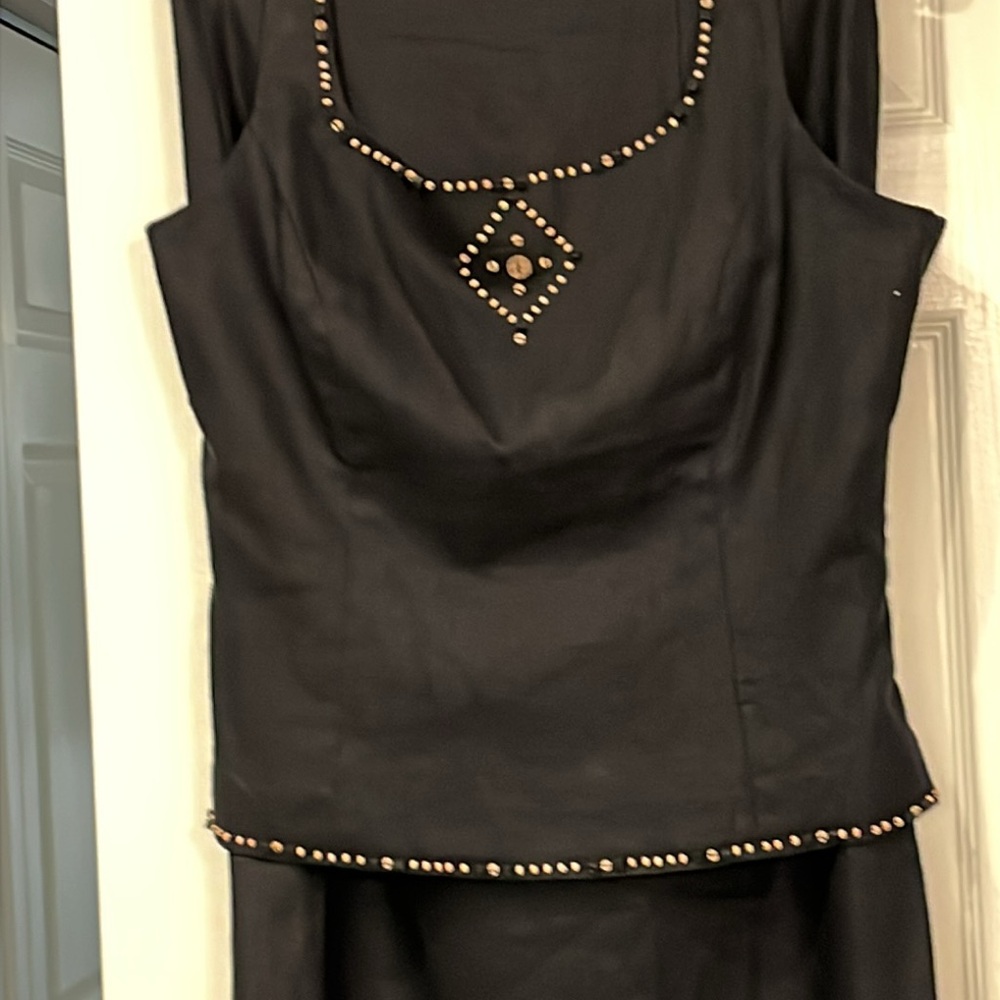 Jessica Howard 2 Piece Black Long Skirt & Top with wooden bead. Sz.12